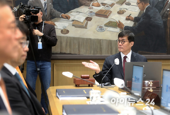 이창용 한국은행 총재가 28일 오전 서울 중구 한국은행에서 열린 금융통화위원회에서 회의를 주재하고 있다. [사진=사진공동취재단]