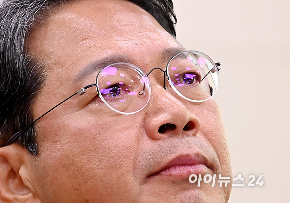 김승원 법무부 장관 후보자가 15일 서울 여의도 국회 법제사법위원회에서 열린 인사청문회에서 눈물을 훔치고 있다. [사진=곽영래 기자]