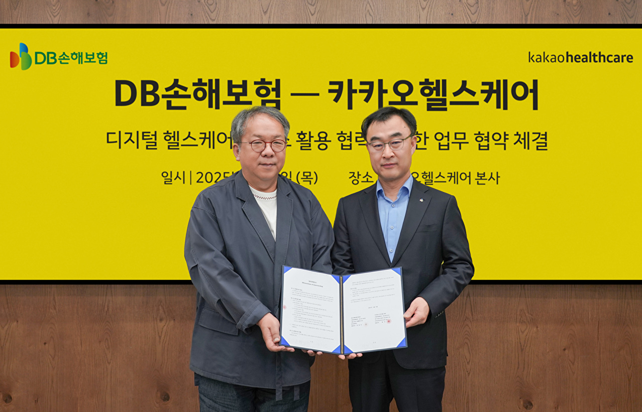 지난 5월 경기 성남시 카카오헬스케어 사옥에서 진행된 업무협약 체결식에서 황희 카카오헬스케어 대표(왼쪽)와 박성식 DB손해보험 고객상품전략실 부사장이 기념 사진을 찍고 있다. [사진=카카오]