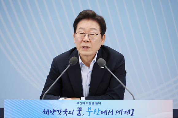 이재명 대통령이 25일 부산 부경대에서 열린 타운홀미팅 '부산의 마음을 듣다' 간담회에서 전재수 해양수산부 장관의 발언을 듣고 있다. 2025.7.25 [사진=연합뉴스]
