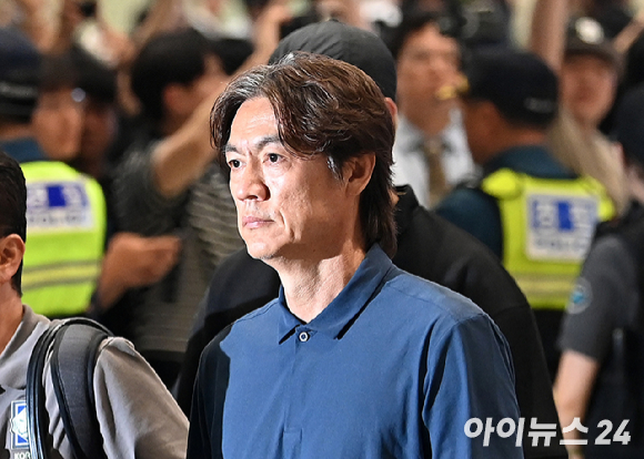 북중미월드컵 조별예선 탈락한 축구대표팀 홍명보 전 감독이 지난달 30일 오전 인천공항 제2청사를 통해 귀국하고 있다. [사진=곽영래 기자]