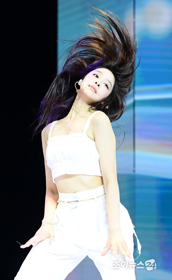 그룹 앳하트 나현이 13일 오후 서울 한남동 블루스퀘어에서 열린 앳하트(AtHeart) 첫 번째 EP '플롯 트위스트'(Plot Twist) 미디어 쇼케이스에서 멋진 무대를 선보이고 있다. [사진=정소희 기자]