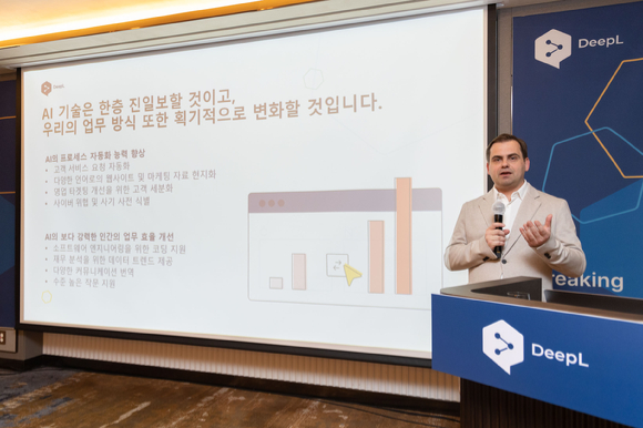 9일 한국을 방문한 야렉 쿠틸로브스키(Jarek Kutylowski) 딥엘 창업자이자 최고경영자(CEO)는 서울 강남구 조설 팰리스 호텔에서 열린 기자간담회에서 발표하고 있다. [사진=딥엘]