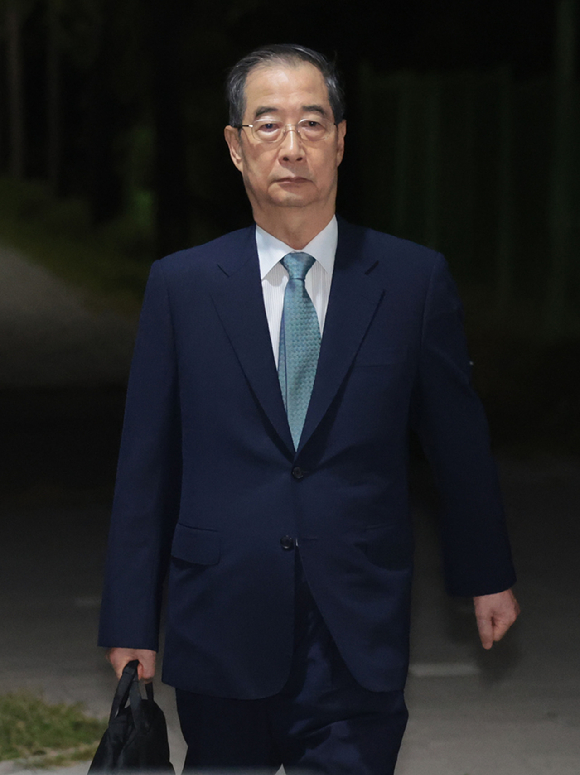 윤석열 전 대통령의 내란 방조 및 위증 등 혐의를 받는 한덕수 전 국무총리가 27일 구속영장이 기각돼 경기도 의왕 서울구치소를 나서고 있다. 2025.8.27 [사진=연합뉴스]