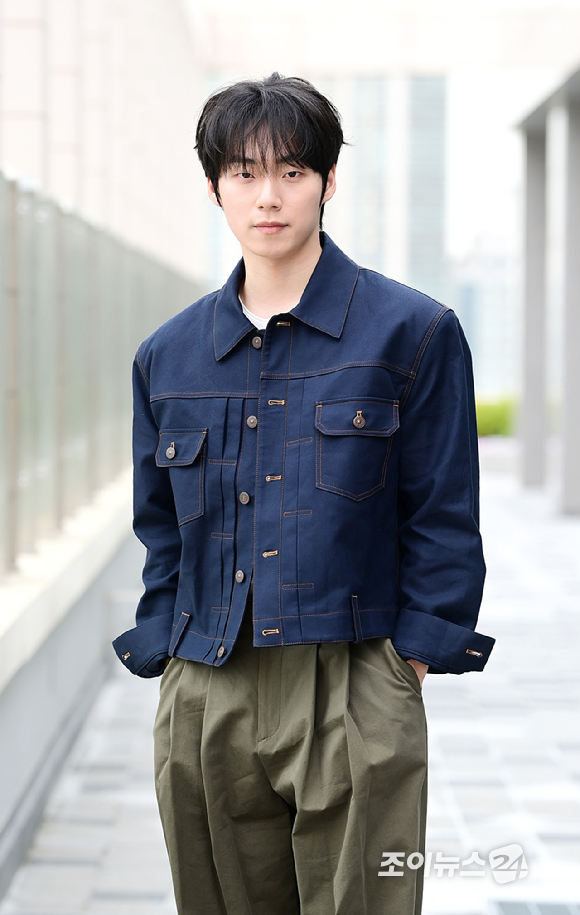 영화 '살목지'에서 열연한 배우 윤재찬이 서울 영등포구 조이뉴스24에서 진행된 인터뷰에 앞서 포즈를 취하고 있다. [사진=정소희 기자]