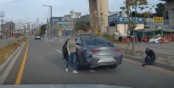 A씨는 지난달 22일 오후 2시쯤 경기 화성시 남양읍 인근에서 한 오토바이 운전자가 달리던 중 도로로 끼어든 차량과 사고가 발생한 모습을 목격했다. 사고 충격으로 오토바이 운전자는 다행히도 차량 지붕 위로 떨어졌고, 오토바이는 도로에 뒹굴며 파손됐다. [사진=유튜브 '한문철TV']