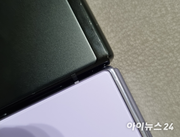 갤럭시Z플립4(왼쪽)와 갤럭시Z플립3 [사진=서민지 기자]