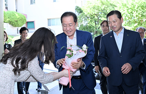 홍준표 대구시장이 남구청 직원들의 환영을 받고 있다. [사진=대구시]