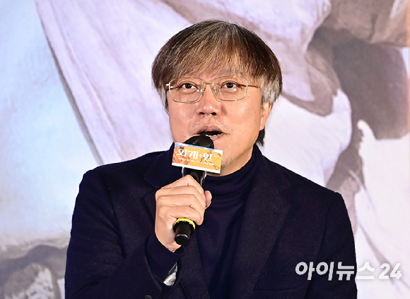 최동훈 감독이 22일 오전 서울 용산구 CGV 용산아이파크몰에서 열린 영화 '외계+인 2부' 제작보고회에서 인사말을 하고 있다. [사진=곽영래 기자]