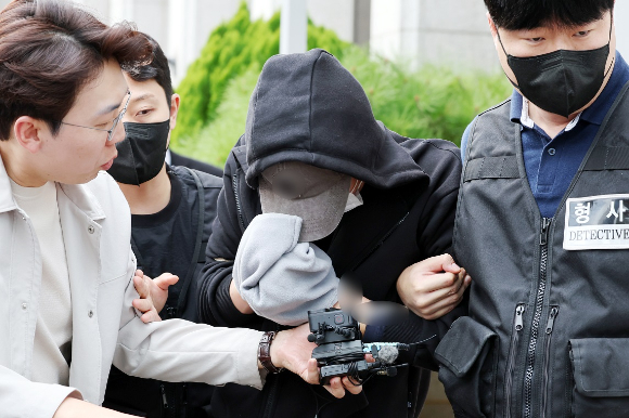 나주에서 60대 부부를 살해한 혐의로 체포된 A(50대)씨가 9일 오후 광주지방법원에서 열린 구속 전 피의자 심문(영장실질심사)을 마친 뒤 법정 밖으로 나오고 있다. 2026.10.9 [사진=연합뉴스]