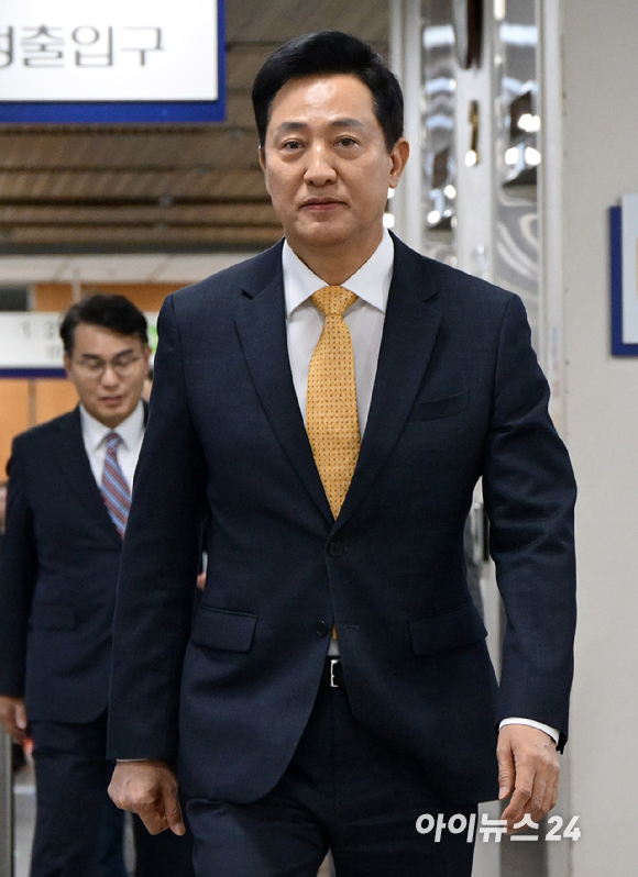 '명태균 여론조사비 대납 의혹'으로 기소된 오세훈 서울시장이 2일 서초구 서울고등법원에서 열린 정치자금법 위반 혐의 항소심 결심공판에 출석하고 있다. [사진=곽영래 기자]