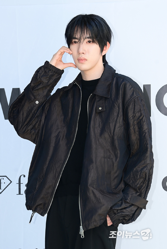 블라썸보이즈 하민기가 24일 오후 서울 성동구 성수동 더블유미션에서 열린 홀리넘버세븐 X 코타로 타니야마 콜라보 팝업 오프닝 행사에 참석하고 있다. [사진=정소희 기자]