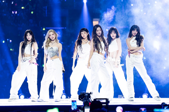 그룹 아이브가 지난 1일(현지시간)부터 3일까지 미국 로스앤젤레스 크립토닷컴 아레나에서 열린 K-팝 팬&아티스트 페스티벌 '케이콘 엘에이 2025(KCON LA 2025)' 무대에서 열띤 공연을 펼치고 있다. [사진=CJ ENM]