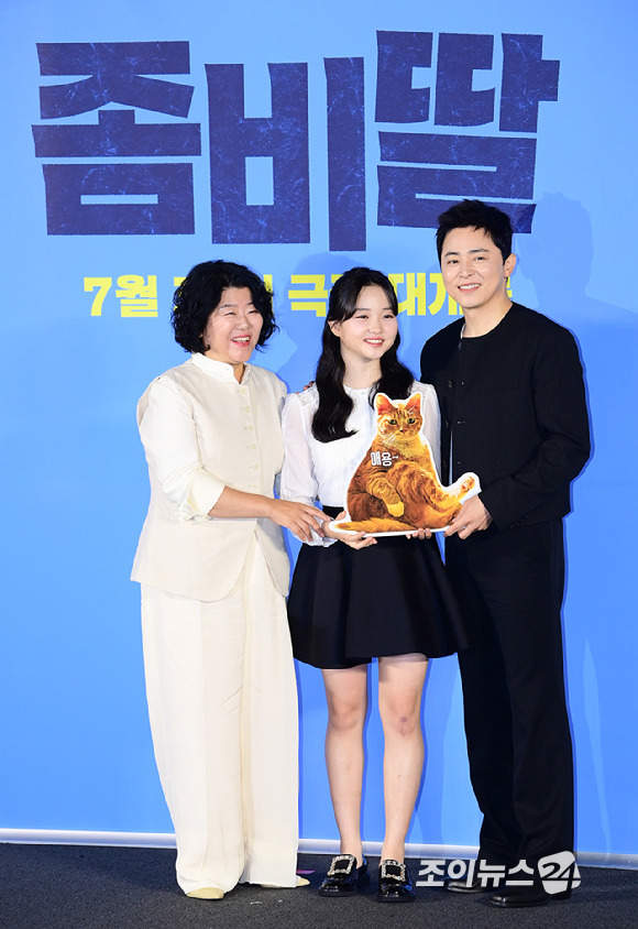 배우 이정은-최유리-조정석이 30일 오전 서울 CGV 용산아이파크몰에서 열린 영화 '좀비딸' (감독 필감성) 제작보고회에 참석하고 있다. [사진=정소희 기자]