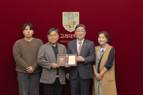 (왼쪽부터) 고(故) 신애진 씨의 동생, 아버지 신정섭 후원자, 고려대 김동원 총장, 어머니 김남희 후원자 [사진=고려대학교]