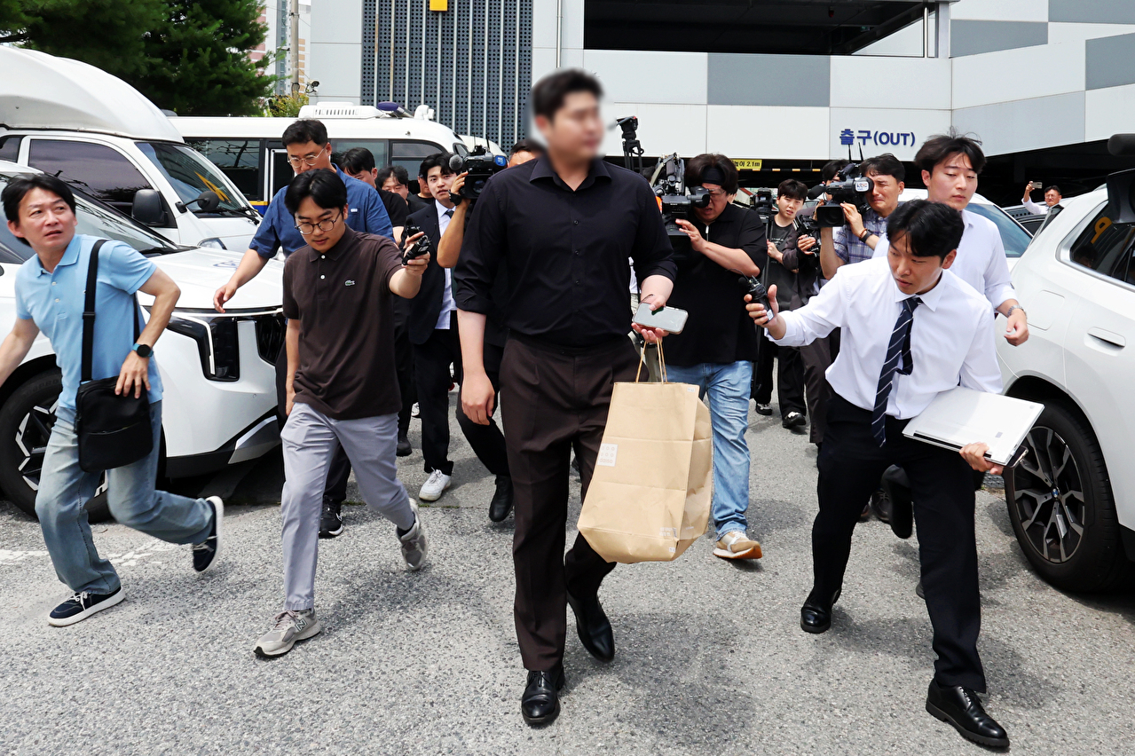 11일 오전 광주경찰청에서 경찰청 국가수사본부 특별수사팀이 압수수색을 마친 뒤 이동하고 있다. [사진=연합뉴스]