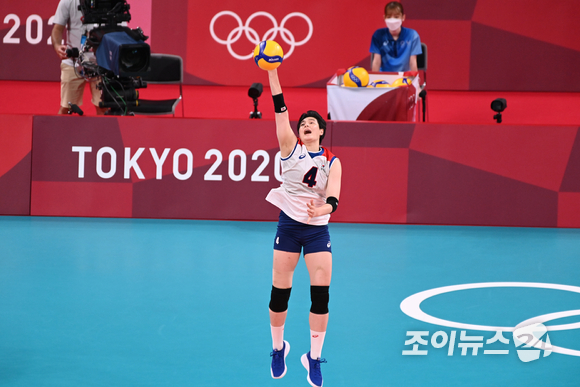8일 오전 일본 도쿄 아리아케 아레나에서 '2020 도쿄올림픽' 여자 배구 동메달 결정전 대한민국과 세르비아의 경기가 펼쳐졌다. 한국 김희진이 서브를 하고 있다.