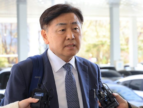 '현금 살포 의혹'으로 더불어민주당에서 제명된 김관영 전북특별자치도지사가 7일 제명 효력정지 가처분 사건 심문에 참석하기 위해 서울 남부지법으로 들어서며 취재진의 질문에 답하고 있다. 2026.4.7 [사진=연합뉴스]