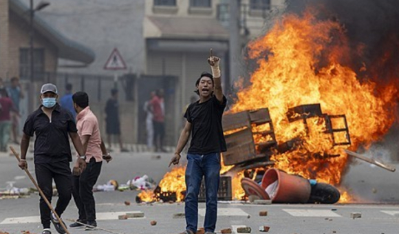 네팔에서 대규모 반정부 시위가 유혈 사태로 번진 가운데, 재무장관이 속옷 차림으로 시위대에 끌려다니는 영상이 퍼지며 눈길을 끌고 있다. 사진은 해당 장관으로 추정되는 인물. [사진=reddit]