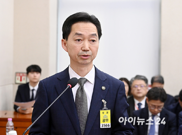 김지용 중대범죄수사청장이 26일 국회 행정안전위원회에서 열린 행정안전부, 중앙선거관리위원회 등에 대한 국정감사에서 인사말을 하고 있다. [사진=곽영래 기자]