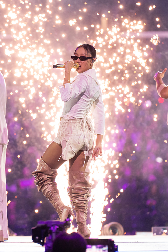 그룹 마마무 화사가 지난 1일(현지시간)부터 3일까지 미국 로스앤젤레스 크립토닷컴 아레나에서 열린 K-팝 팬&아티스트 페스티벌 '케이콘 엘에이 2025(KCON LA 2025)' 무대에서 열띤 공연을 펼치고 있다. [사진=CJ ENM]