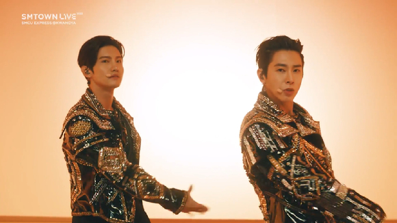 동방신기가 'SMTOWN LIVE 2022 : SMCU EXPRESS@KWANGYA'에서 공연하고 있다. [사진=SM엔터테인먼트 ]