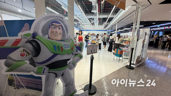 21일 서울 용산 아이파크몰 내부의 한 지식재산권(IP) 매장에 대형 캐릭터 조형물이 설치돼 있다. [사진=진광찬 기자]