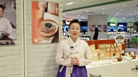 삼성웰스토리 고객사에 방문한 '이모카세' 김미령 셰프. [사진=삼성웰스토리]