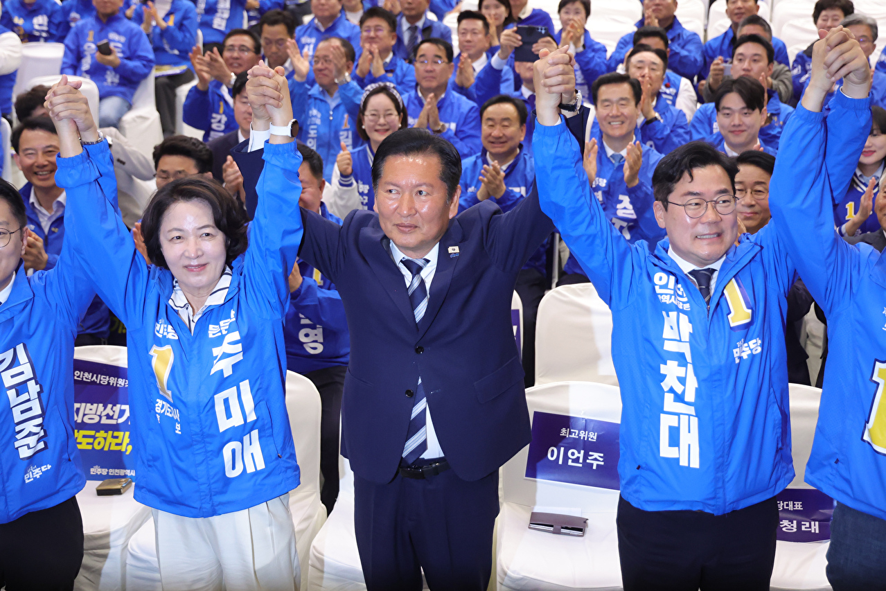 더불어민주당 정청래 대표(가운데)가 7일 오전 경기도 고양시 킨텍스에서 열린 제9회 전국동시지방선거 인천&middot;경기&middot;제주 공천자대회에서 후보들과 기념촬영하고 있다. 2026.5.7 [사진=연합뉴스]