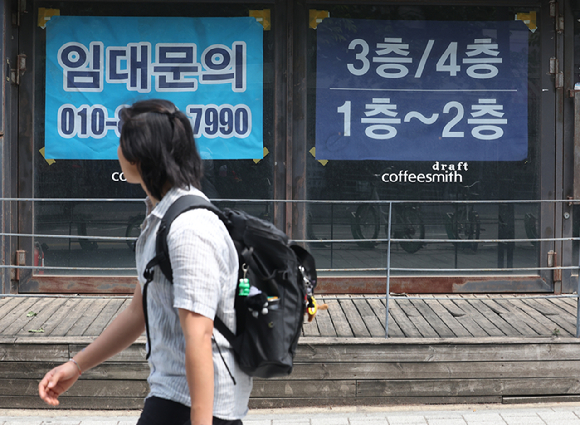 서울의 한 부동산중개업소에 오피스텔 전월세 정보가 붙어 있다. [사진=연합뉴스]