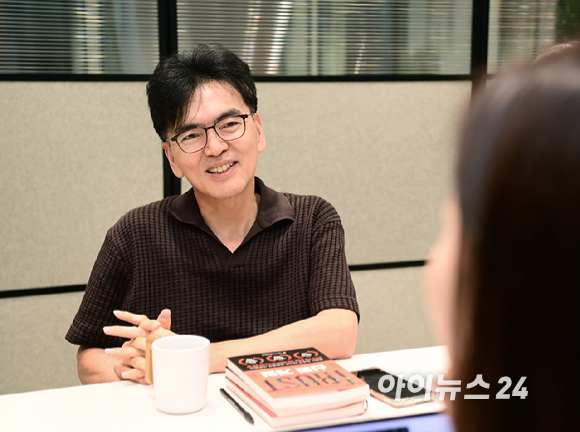 SK하이닉스의 경쟁력 비결을 분석한 책 '신뢰 게임'의 저자 (왼쪽부터) 김진국 SK하이닉스 경영자문위원, 현순엽 전 SK하이닉스 기업문화담당 부사장, 박정식 SK하이닉스 경영자문위원이 서울 강남구 역삼동 SK하이닉스 라운지에서 진행된 아이뉴스24와의 인터뷰에 앞서 포즈를 취하고 있다. [사진=정소희 기자]