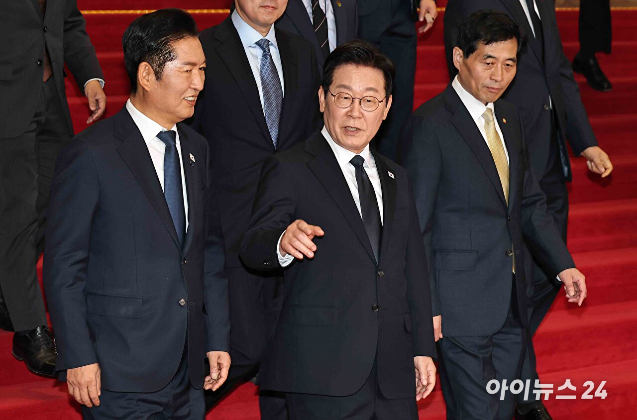 정청래 더불어민주당 신임 대표가 2일 오후 경기 고양시 킨텍스에서 열린 제2차 임시전국당원대회에서 수락연설을 위해 단상으로 향하고 있다. [사진=곽영래 기자]