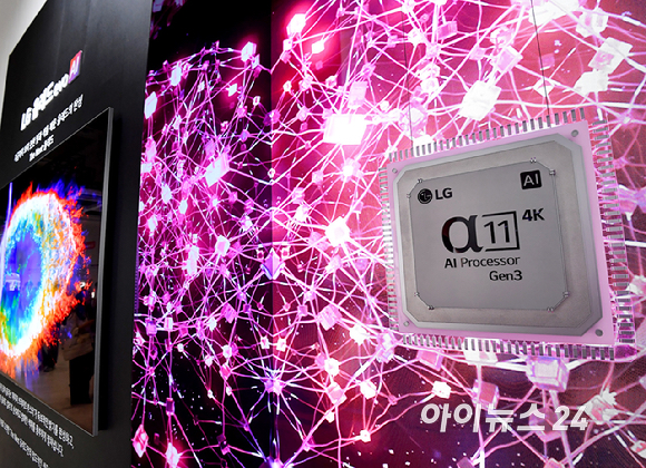 22일 서울 강남구 코엑스에서 열린 2026 월드IT쇼에서 LG전자 부스에서 관람객들이 부스를 둘러보고 있다. [사진=곽영래 기자]