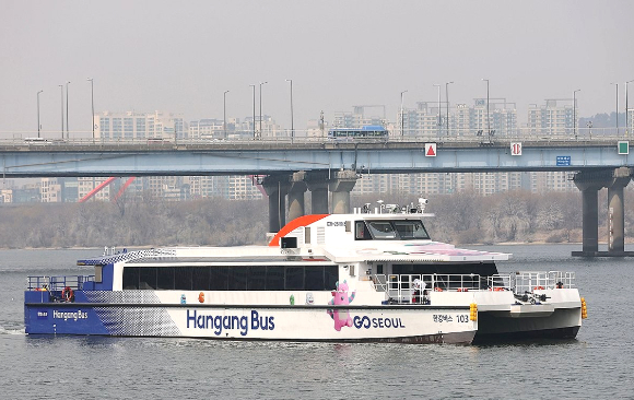지난 3월 16일 한강버스가 서울 여의도 한강버스 선착장을 떠나고 있다. [사진=연합뉴스]