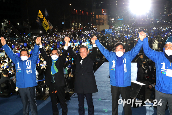 이재명 더불어민주당 대선 후보가 8일 오후 서울 광화문 청계광장에서 열린 '국민의 꿈이 이재명의 꿈입니다' 서울 집중 유세에서 지지 호소를 하고 있다. [사진=국회사진취재단]