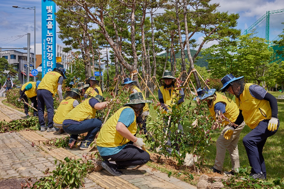 HDC현대산업개발 임직원들이 광주 빛고을노인건강타운 환경 개선을 위한 울타리길 조성에 참여하고 있다. [사진=HDC현대산업개발 ]