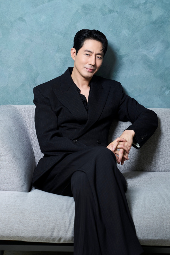 배우 조인성이 영화 '호프' 인터뷰에 앞서 포즈를 취하고 있다. [사진=플러스엠엔터테인먼트]