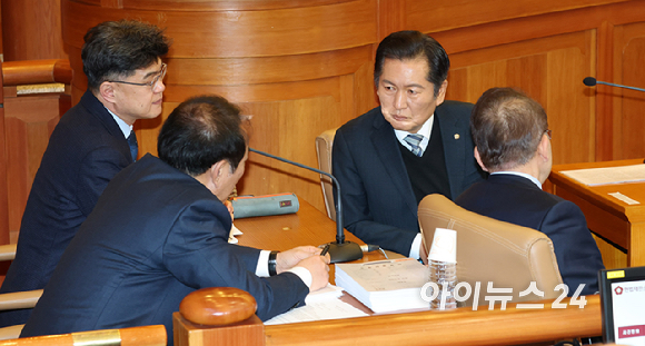 18일 서울 종로구 헌법재판소에서 열린 윤석열 대통령 탄핵심판 9차 변론기일에 앞서 정청래(오른쪽) 국회 탄핵소추위원장 등 탄핵 청구인측이 대화하고 있다. [사진=사진공동취재단]