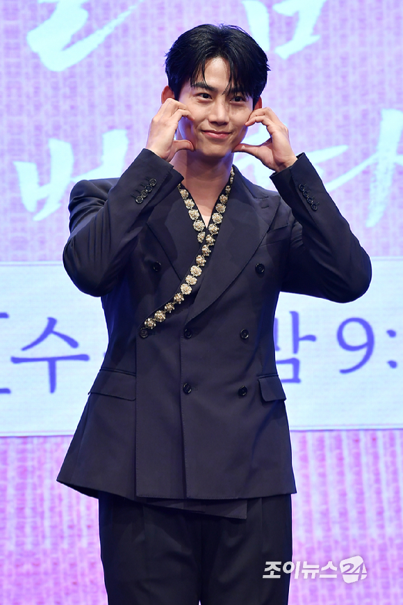 그룹 2PM 옥택연이 11일 오후 서울 구로구 신도림동 더세인트에서 진행된 KBS2 새 수목드라마 '남주의 첫날밤을 가져버렸다' 제작발표회에 참석해 포즈를 취하고 있다. [사진=문수지 기자]