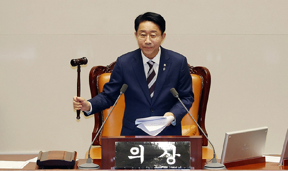 조정식 국회의장이 30일 국회에서 열린 본회의에서 상임위원장 선거 결과를 발표하고 있다. 2026.6.30 [사진=연합뉴스]