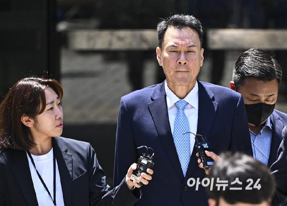 내란중요임무종사 혐의를 받는 김명수 전 합동참모본부 의장이 15일 서울 서초구 서울중앙지방법원에서 열린 구속 전 피의자 심문(영장실질심사)을 마치고 법원을 나서고 있다. [사진=사진공동취재단 ]
