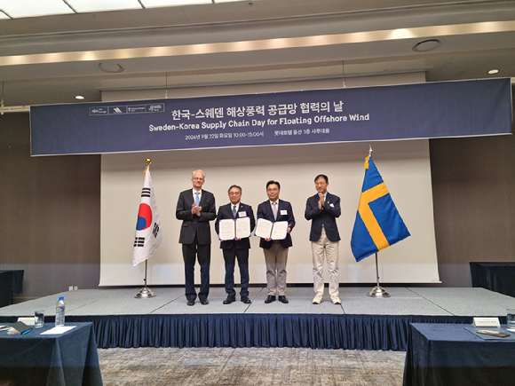 칼 울르프 안데르손(왼쪽부터) 주한스웨덴대사, 주영규 문무바람 대표, 이승엽 GS엔텍영업본부장, 김상욱 울산시장이 행사 기념촬영을 하고 있다. [사진=GS엔텍]