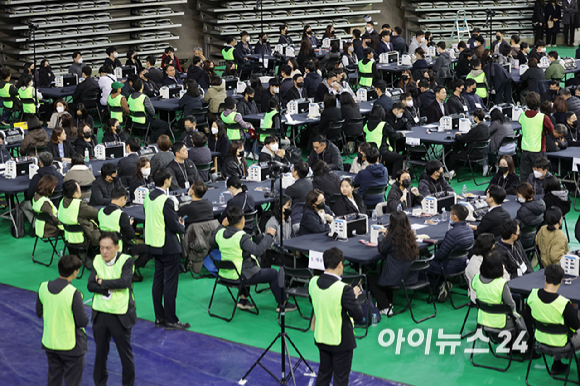 28일 서울 송파구 올림픽공원 핸드볼경기장에서 이태한 선거관리위원회 특별검사팀 관계자, 사무원, 참관단이 6&middot;3 지방선거 투표용지 공개검증을 준비하고 있다. [사진=사진공동취재단 ]