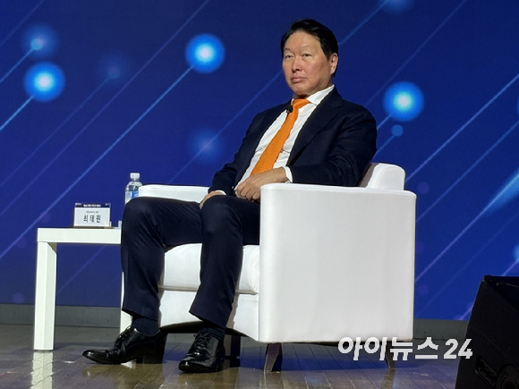 최태원 SK그룹 회장이 5일 오후 서울 중구 대한상공회의소 국제회의장에서 열린 제4회 한국은행-대한상공회의소 공동 세미나에 입장하고 있다. [사진=권서아 기자]