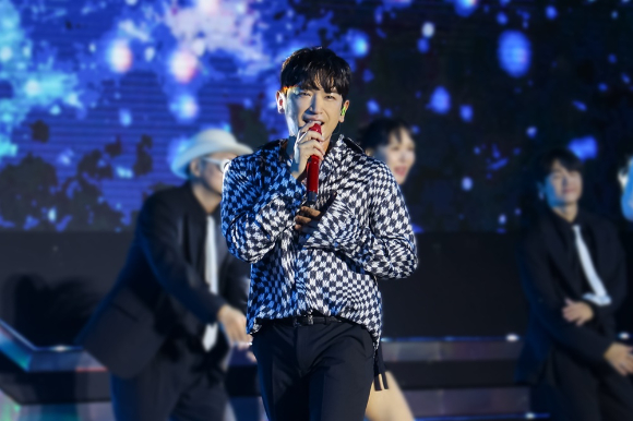 가수 이민우가 최근 서울 노들섬 잔디마당에서 열린 &lsquo;2023 서울뮤직페스티벌&rsquo;(2023 SEOUL MUSIC FESTIVAL, SMUF) 엔딩 무대를 장식하고 있다. [사진=린브랜딩]