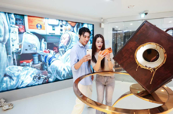 LG유플러스 모델이 팝업 전시를 소개하는 모습. [사진=LGU+]