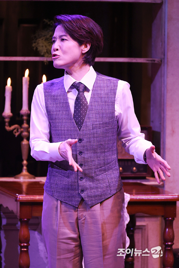 배우 양소민이 19일 오후 서울 종로구 동숭동 대학로티오엠에서 진행된 연극 '오펀스' 프레스콜에 참석해 열연을 펼치고 있다. [사진=문수지 기자]