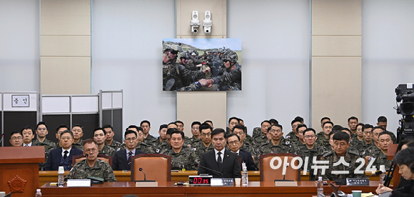 박안수 전 육군참모총장이 21일 오전 서울 여의도 국회에서 열린 윤석열 정부의 비상계엄 선포를 통한 내란 혐의 진상규명 국정조사특별위원회 전체회의에서 출석하고 있다. [사진=곽영래 기자]