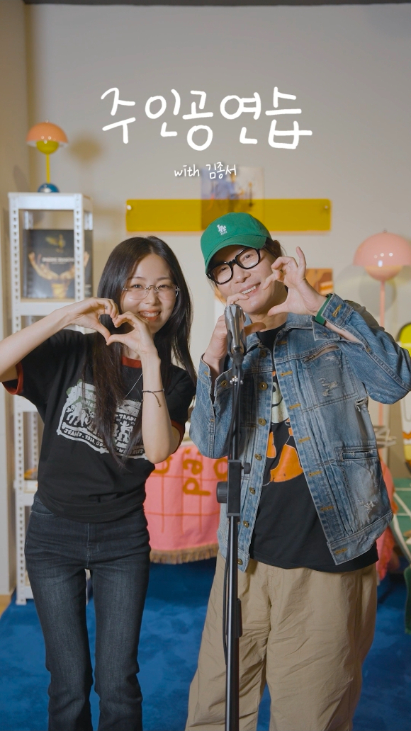 가수 HYNN(박혜원)과 김종서가 함께 사진 촬영을 하고 있다. [사진=레드블랙엔터테인먼트]