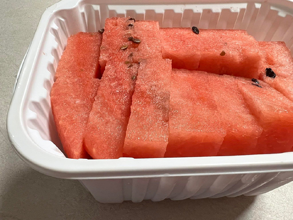 최근 인기를 끌고 있는 더현대 '프레쉬 테이블' 서비스로 받은 손질된 수박 [사진=@viawriter 트위터 캡쳐 ]